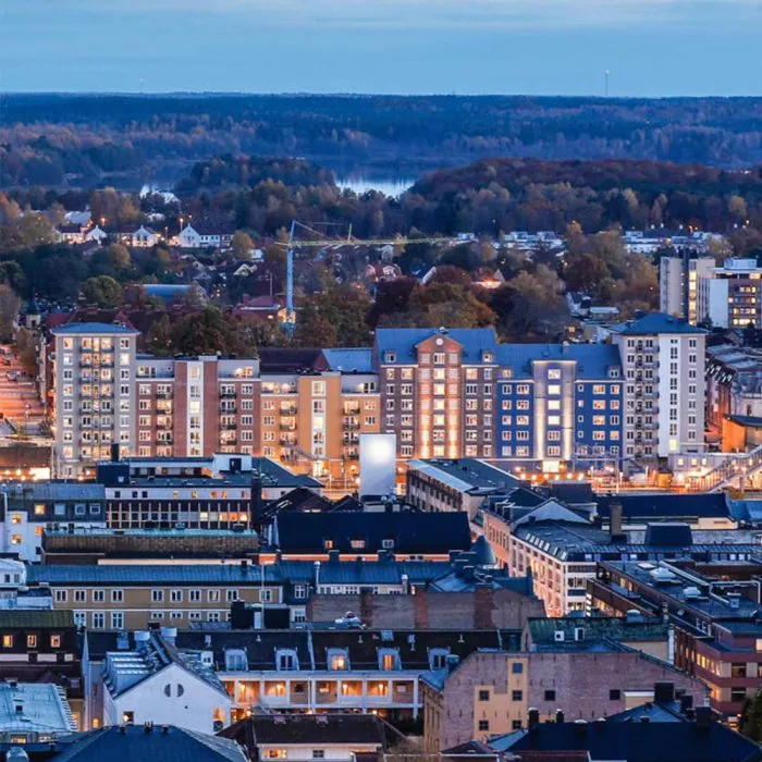 Växjö sett från luften i skymning